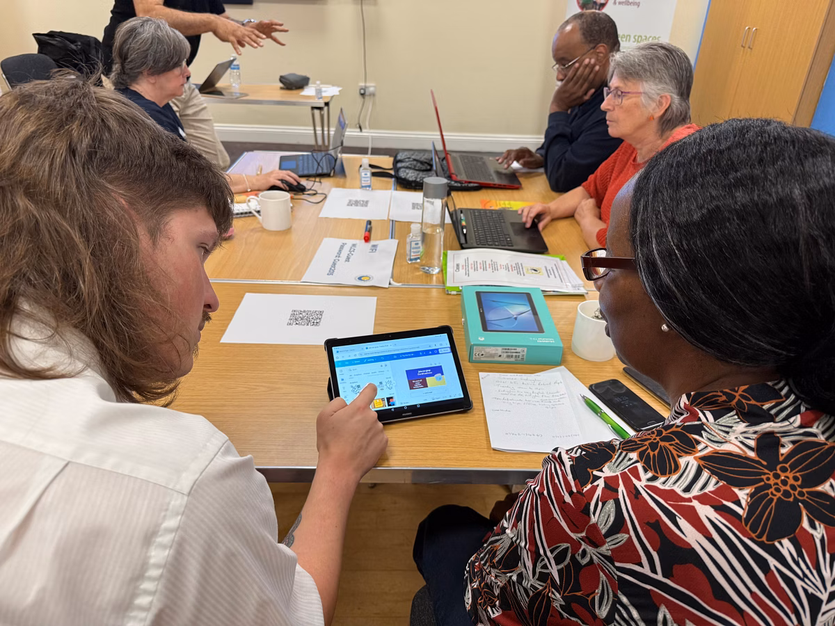 A tutor supporting learners during an AI skills session